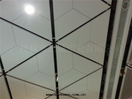 造型鋁(lǚ)扣闆