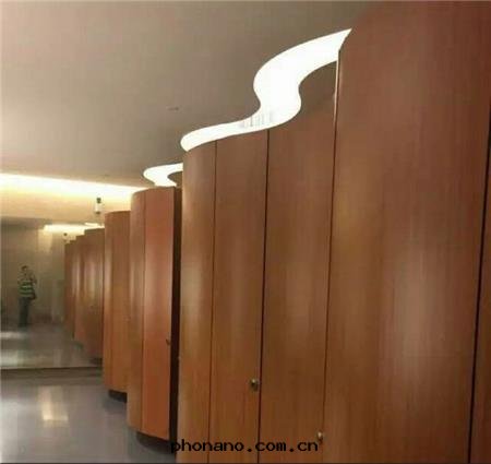 鋁(lǚ)蜂窩闆衛生(shēng)間(jiān)隔斷