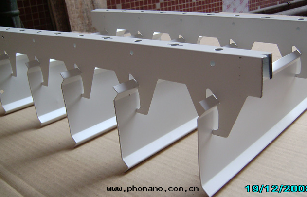 蜂窩鋁(lǚ)闆在(zài)铁(tiě)道(dào)車輛方面(miàn)的(de)應(yìng)用(yòng)