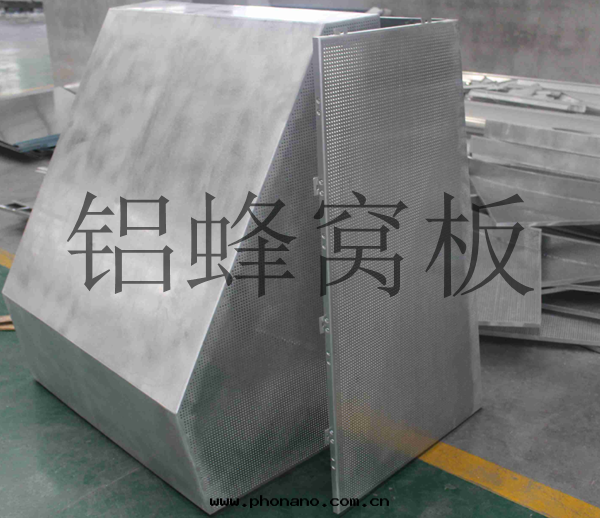 鋁(lǚ)蜂窩闆的(de)安(ān)裝(zhuāng)工藝