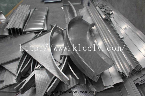 仿木(mù)紋鋁(lǚ)蜂窩闆是(shì)木(mù)飾面(miàn)裝(zhuāng)飾材料的(de)發(fà)展方向(xiàng)