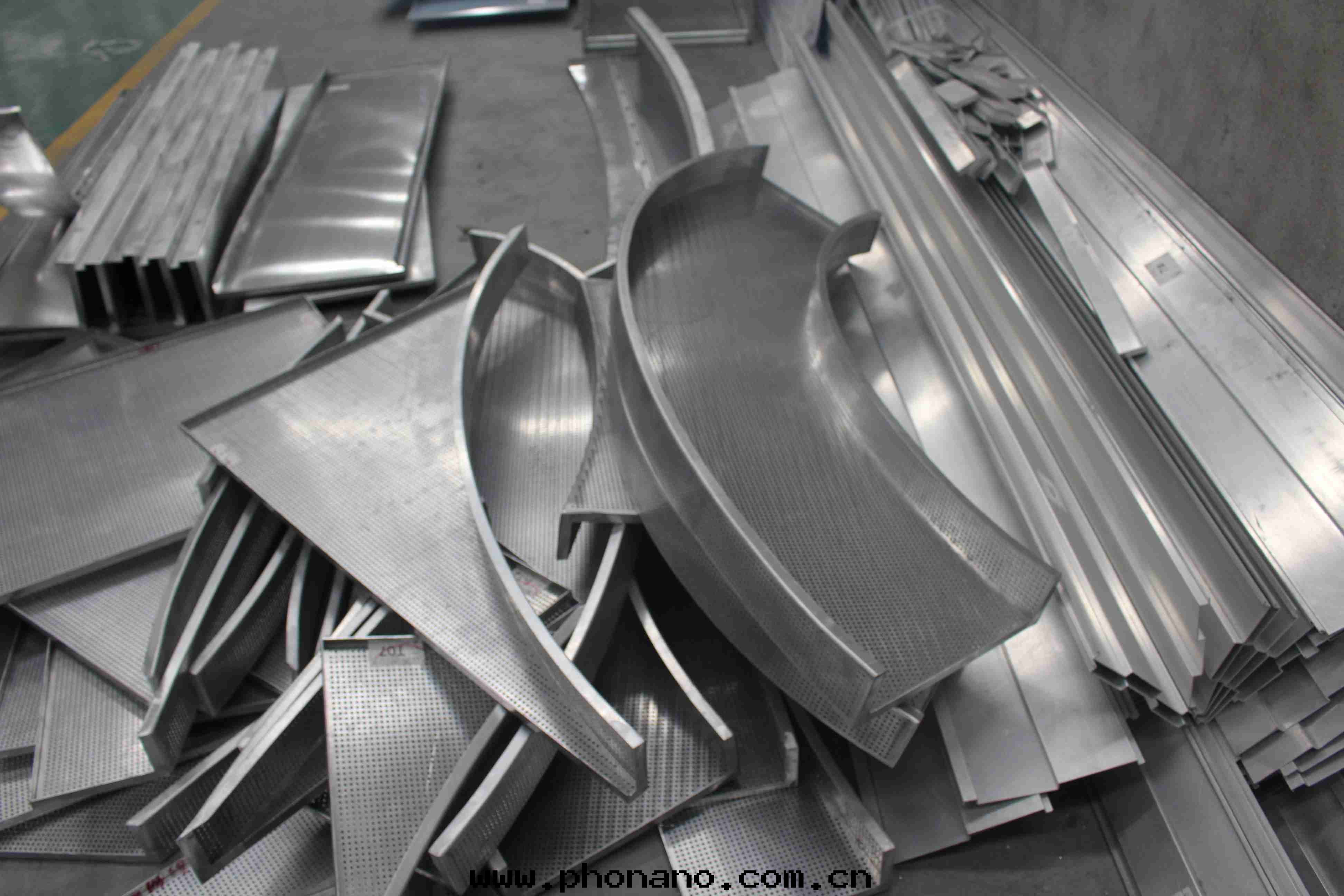 幕牆(qiáng)鋁(lǚ)單闆在(zài)儲存时(shí)有(yǒu)哪些(xiē)要注意(yì)的(de)地(dì)方