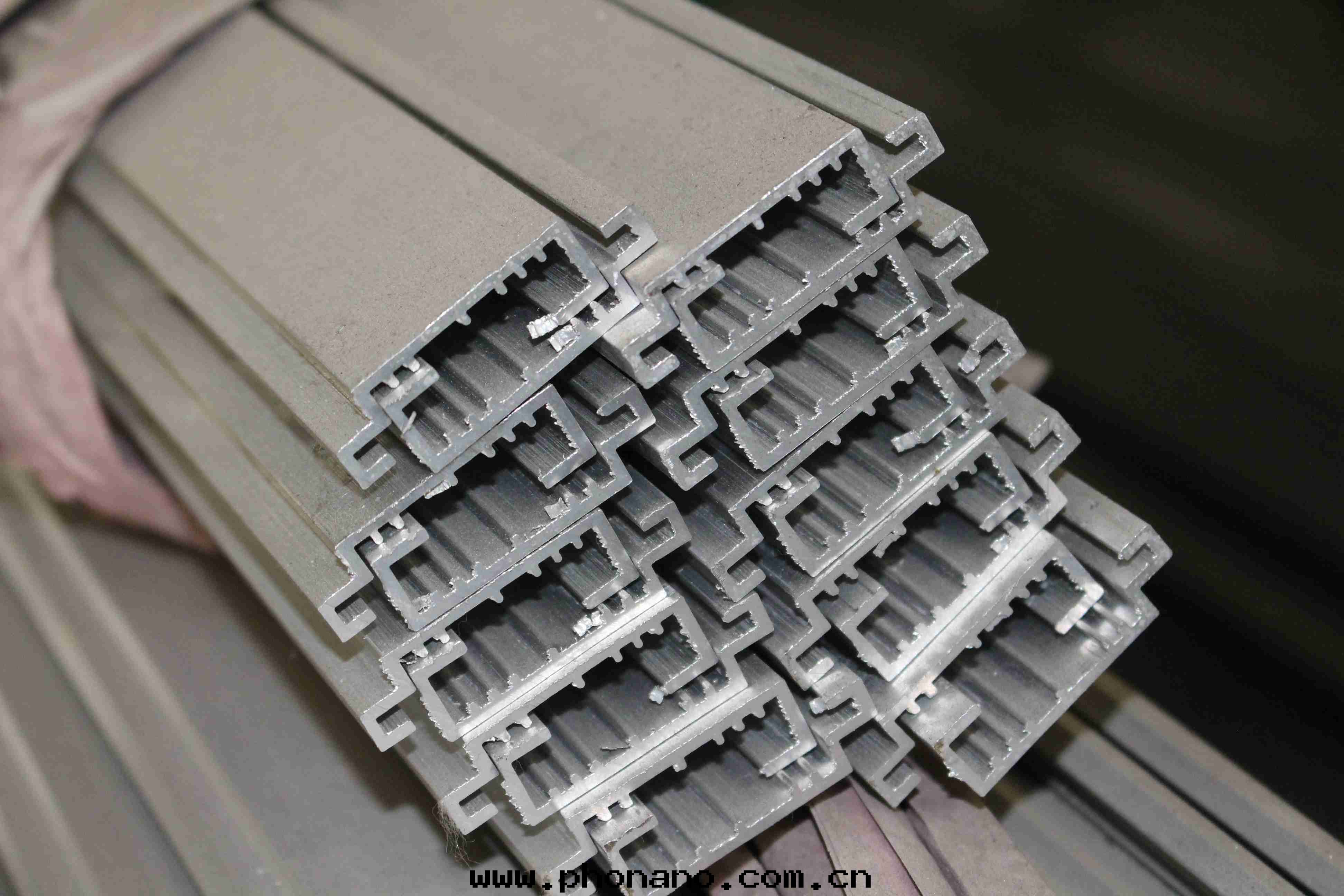 幕牆(qiáng)鋁(lǚ)單闆厚度(dù)該怎樣(yàng)選擇